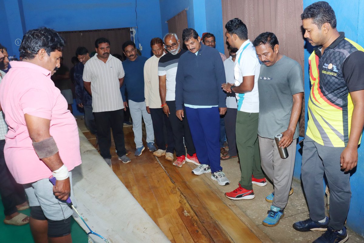 DhulipallaNk's tweet photo. పొన్నూరు పట్టణ జిల్లా పరిషత్ హైస్కూల్ ఆవరణలోని శ్రీ ధూళిపాళ్ళ వీరయ్య చౌదరి మెమోరియల్ స్టేడియంలో జరుగుతున్న అభివృద్ధి పనులను మున్సిపల్ కమిషనర్ శ్రీ ముప్పాళ్ల రమేష్ గారితో కలసి పరిశీలించడం జరిగింది.
#PonnurDevelopment
#Stadium #Ponnur https://t.co/rsejwjedL3