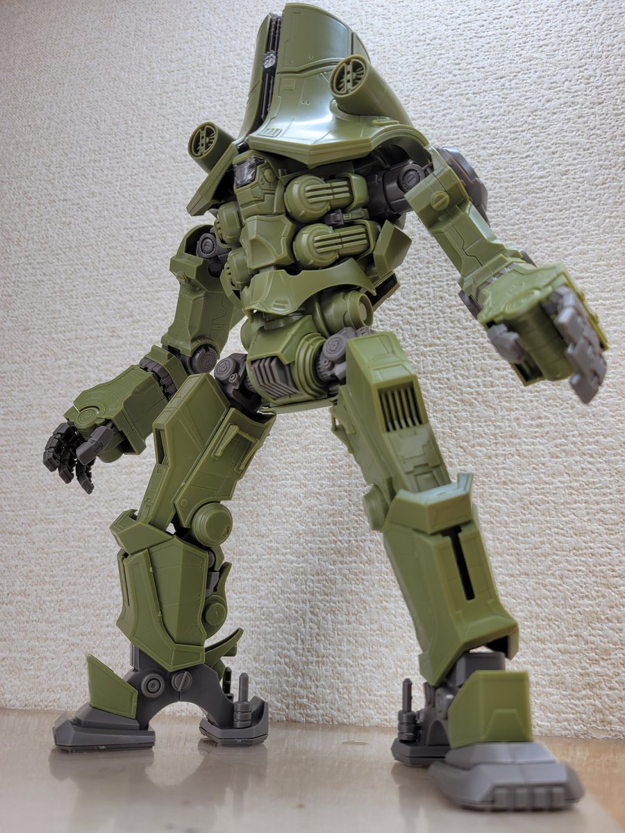 md0608md's tweet photo. #パチ組 完了 #CHERNOALPHA 身長85mの1/350=全高24cmのド迫力。#デカいは正義 大怪獣相手にステゴロで挑む歴戦の勇者な異形の巨大ロボが二人乗り謎操縦システムでゴリゴリに動きますとか男(の子)のロマンは文字にすると全てがアホで最高。人形は顔が命、背中もまた。 #PACIFICLIM #PLAMAX #MaxFactory https://t.co/OhL2WzZWi2