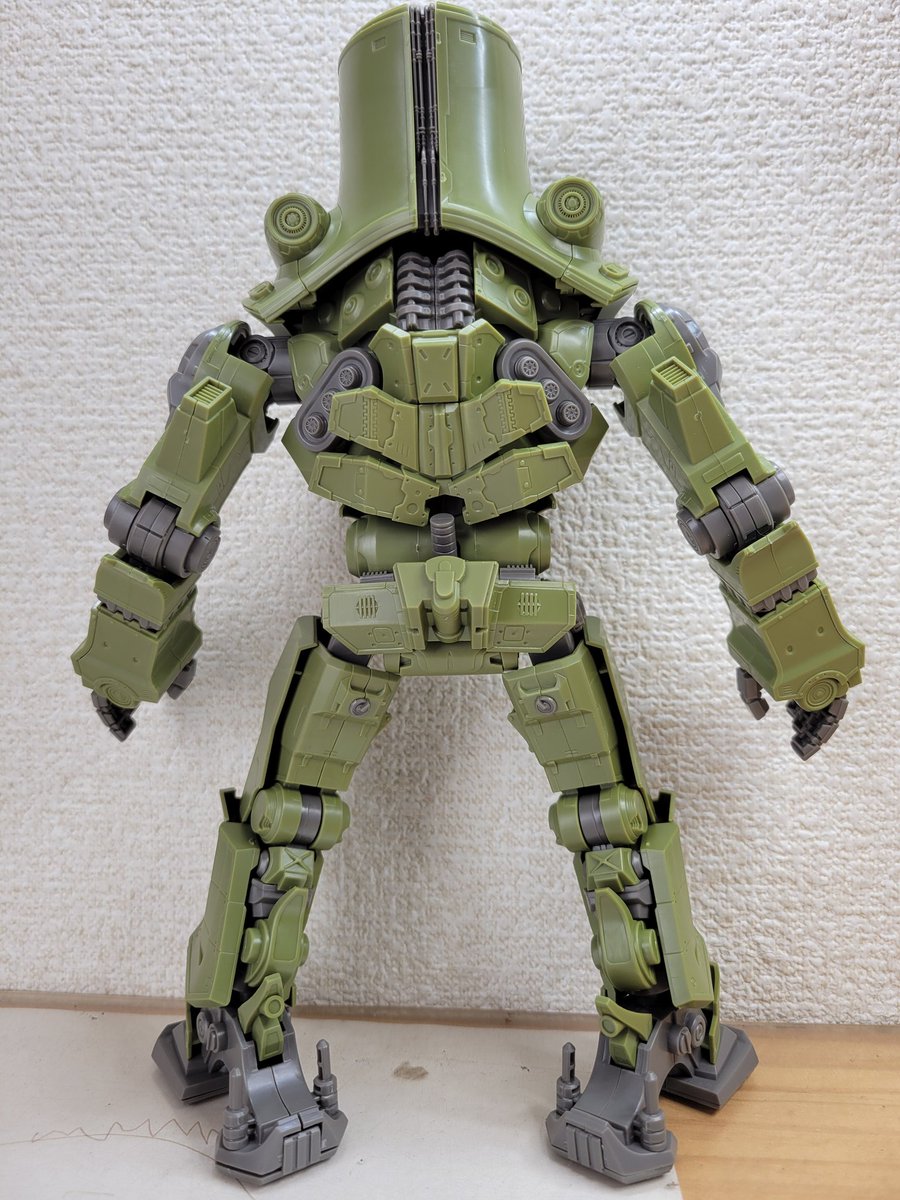 md0608md's tweet photo. #パチ組 完了 #CHERNOALPHA 身長85mの1/350=全高24cmのド迫力。#デカいは正義 大怪獣相手にステゴロで挑む歴戦の勇者な異形の巨大ロボが二人乗り謎操縦システムでゴリゴリに動きますとか男(の子)のロマンは文字にすると全てがアホで最高。人形は顔が命、背中もまた。 #PACIFICLIM #PLAMAX #MaxFactory https://t.co/OhL2WzZWi2