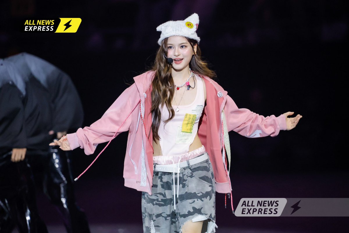 ALLNewsEXPRESS1's tweet photo. สดใสกว่าโลกทั้งใบ“พรีม” ใน #GMMTVStarlympics2025 part Concert

#primiily https://t.co/vIO4WdFdil