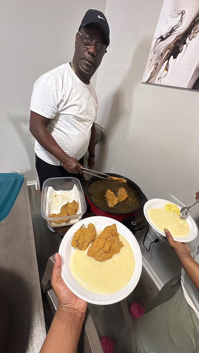 rahsh33m's tweet image. Sis asked Unc for another piece of fish 😂