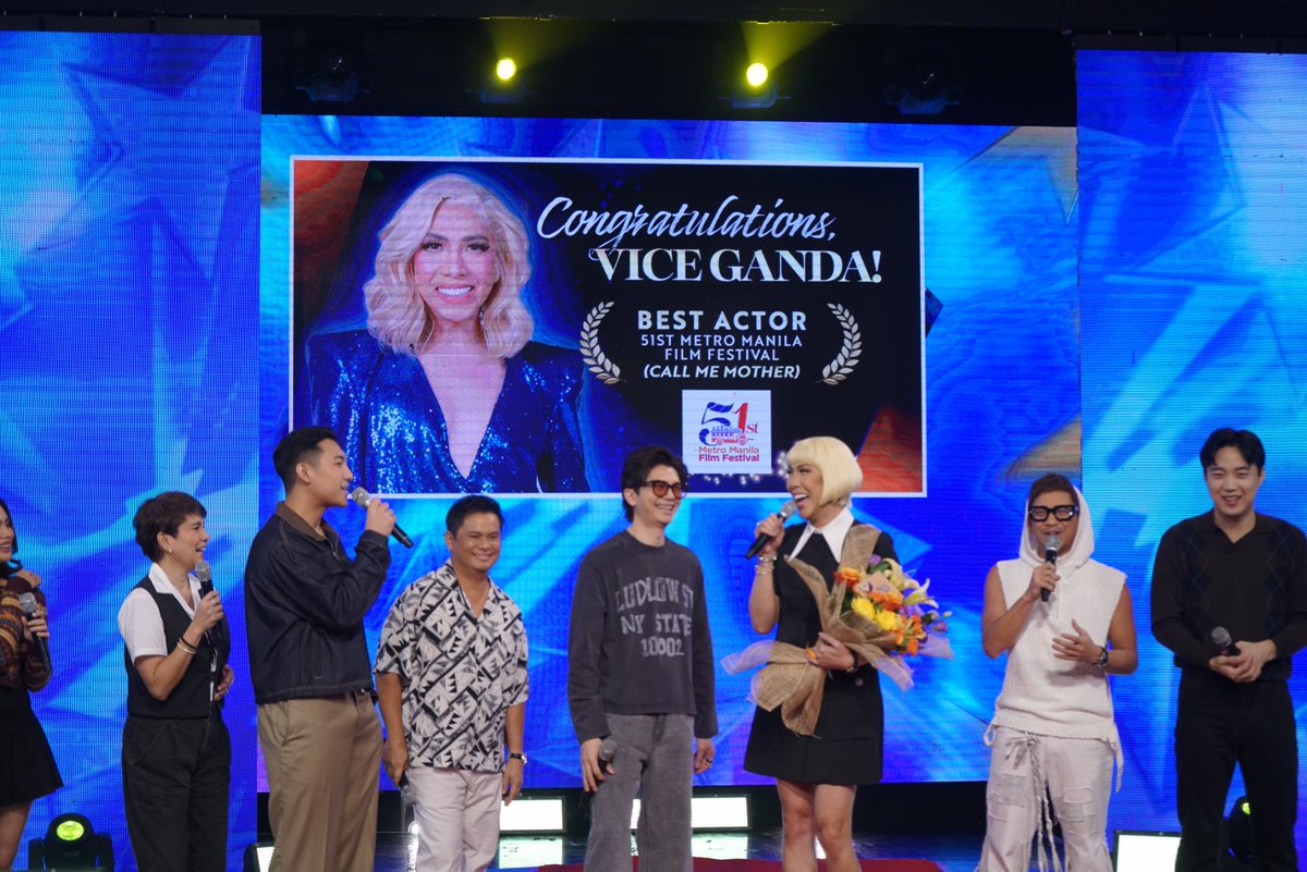 itsShowtimeNa's tweet image. Congratulations to Vice Ganda on being named Metro Manila Film Festival 2025’s Best Actor for the film #CallMeMother! 🌟👏

#ShowtimeTogetherSa2026
WATCH #ItsShowtime LIVE:
linktr.ee/itsshowtimena