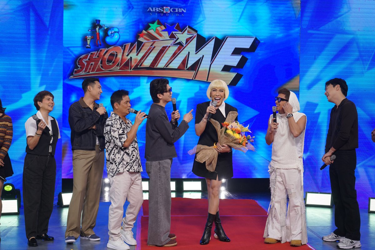 itsShowtimeNa's tweet image. Congratulations to Vice Ganda on being named Metro Manila Film Festival 2025’s Best Actor for the film #CallMeMother! 🌟👏

#ShowtimeTogetherSa2026
WATCH #ItsShowtime LIVE:
linktr.ee/itsshowtimena