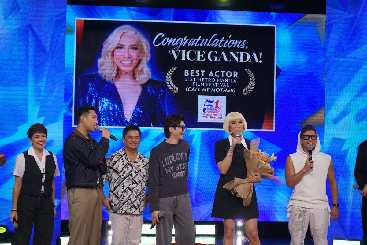 itsShowtimeNa's tweet image. Congratulations to Vice Ganda on being named Metro Manila Film Festival 2025’s Best Actor for the film #CallMeMother! 🌟👏

#ShowtimeTogetherSa2026
WATCH #ItsShowtime LIVE:
linktr.ee/itsshowtimena