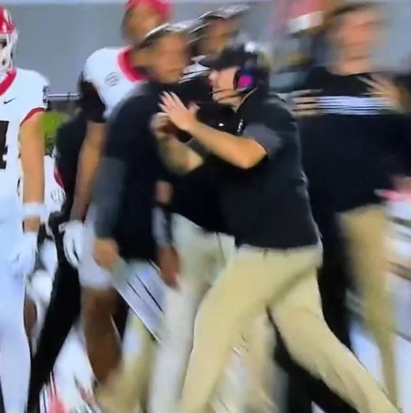 sheabooskyy's tweet image. round of applause to UGA for an amazing season #SECCHAMPS