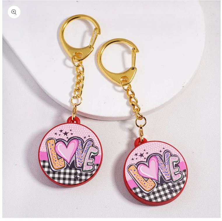 Beadablebliss's tweet image. Metal keychain with lobster clasp featuring a flat round silicone charm pendant with text “Love” and stars in a checkered pattern, perfect for Valentine’s Day. 
#MetalKeychain #SiliconeCharm #LobsterClasp #LoveTextBeads #StarsPattern 
For Shop Visit: beadablebliss.com/products/metal…