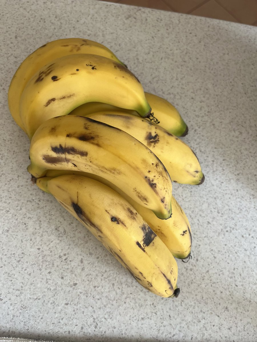 Gold Coast ripoff of the week 
$11 for these bananas 

What the fuck !!!!
