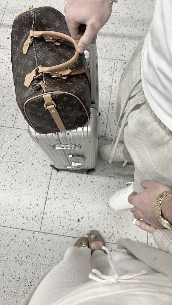 lynorace's tweet image. ㅤ
Sampai juga kitaa di 𝐉𝐞𝐩𝐚𝐧𝐠! Kasian mas ku, semalaman pundaknya ku jadiin bantal darurat. Akhirnya pas aku bangun, minta bobo di paha. 
ㅤ