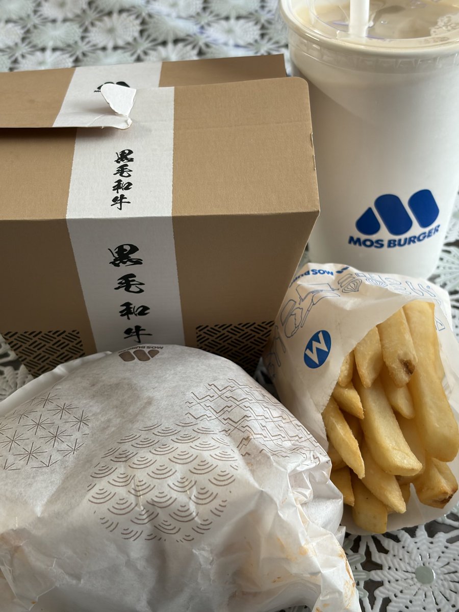 もぴ 2点まとめ 何気ない昼食🍀*゜】 食べたかったモスバーガー🍔の黒毛和牛ダブル