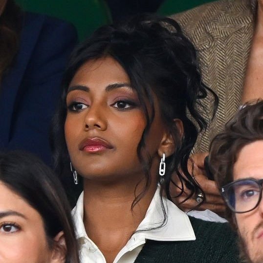 plot_twistttt's tweet photo. Pov : Indian Men will call this diva average https://t.co/FQ5BqikKts