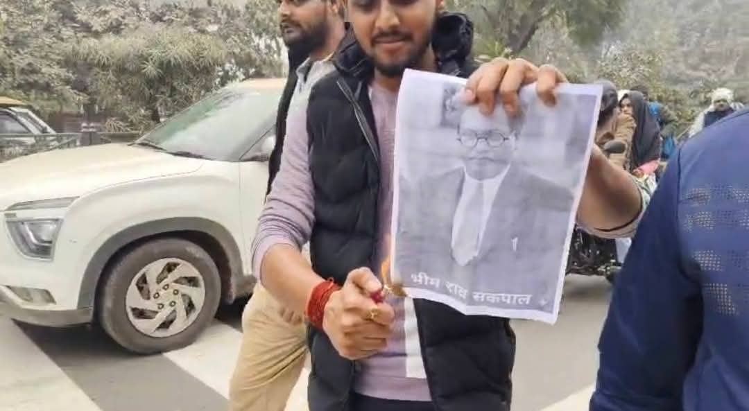 Prksh_Ambedkar's tweet image. बाबासाहेब आंबेडकर की तस्वीरें जलाना सीधे-सीधे राष्ट्र-विरोधी है।

ऐसा राष्ट्र-विरोधी व्यवहार सामाजिक, आर्थिक और राजनीतिक बदलाव के डर को दिखाता है, जहाँ उनकी पीढ़ियों से चली आ रही विशेषाधिकार वाली सामाजिक स्थिति अब सवालों से परे नहीं रही है। यह असहिष्णुता, भारत के संविधान द्वारा…