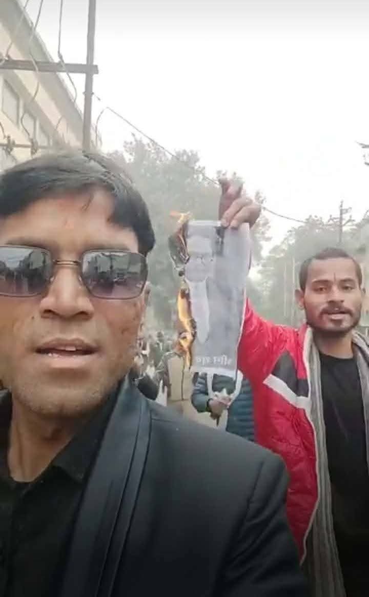 Prksh_Ambedkar's tweet image. बाबासाहेब आंबेडकर की तस्वीरें जलाना सीधे-सीधे राष्ट्र-विरोधी है।

ऐसा राष्ट्र-विरोधी व्यवहार सामाजिक, आर्थिक और राजनीतिक बदलाव के डर को दिखाता है, जहाँ उनकी पीढ़ियों से चली आ रही विशेषाधिकार वाली सामाजिक स्थिति अब सवालों से परे नहीं रही है। यह असहिष्णुता, भारत के संविधान द्वारा…