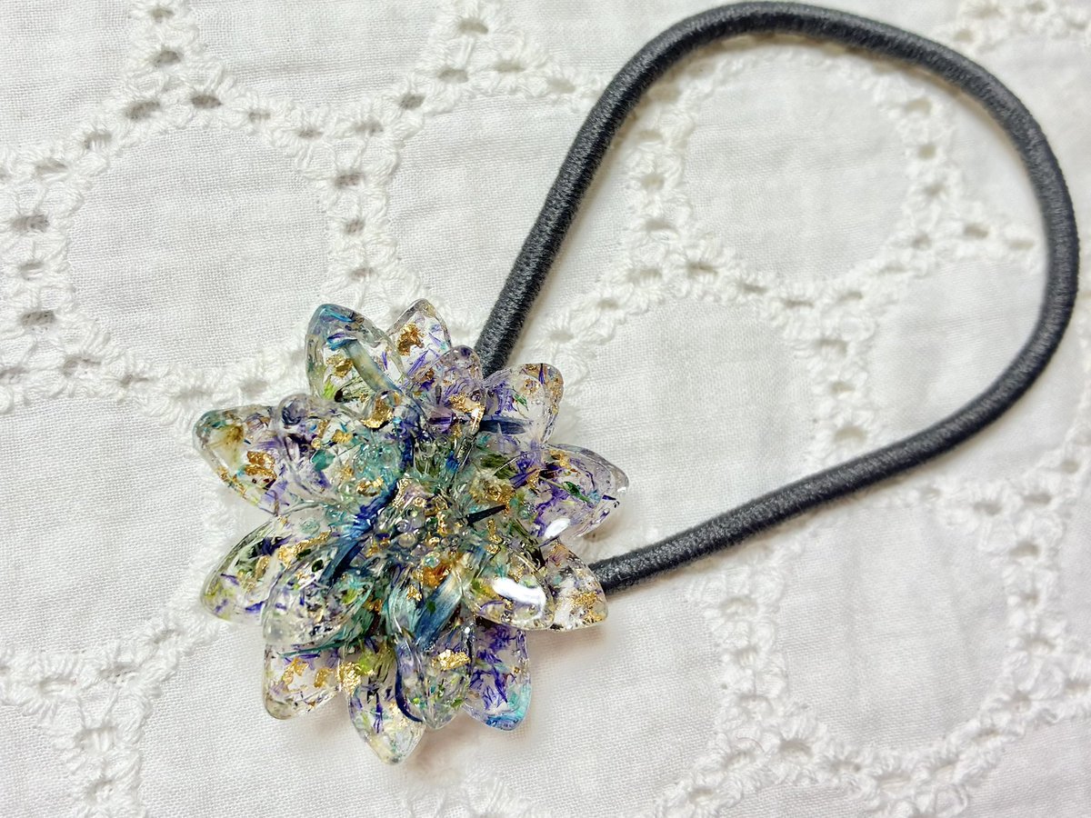花弁の欠片と金箔を閉じ込めたクリアなヘアゴム作りました