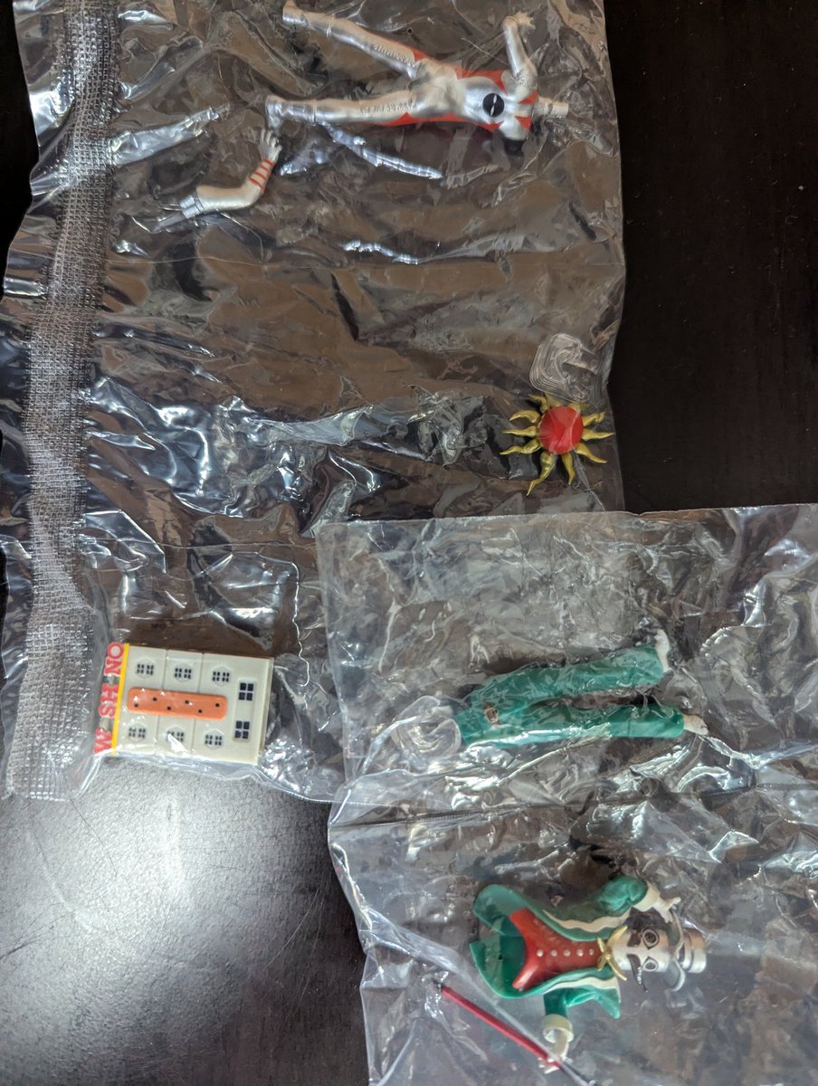 奥さんが年始にダブったタローマンガチャフィギュア（タローマンロボと水差し男爵未開封）。
原価で譲ります（奥さん談）とのことです。