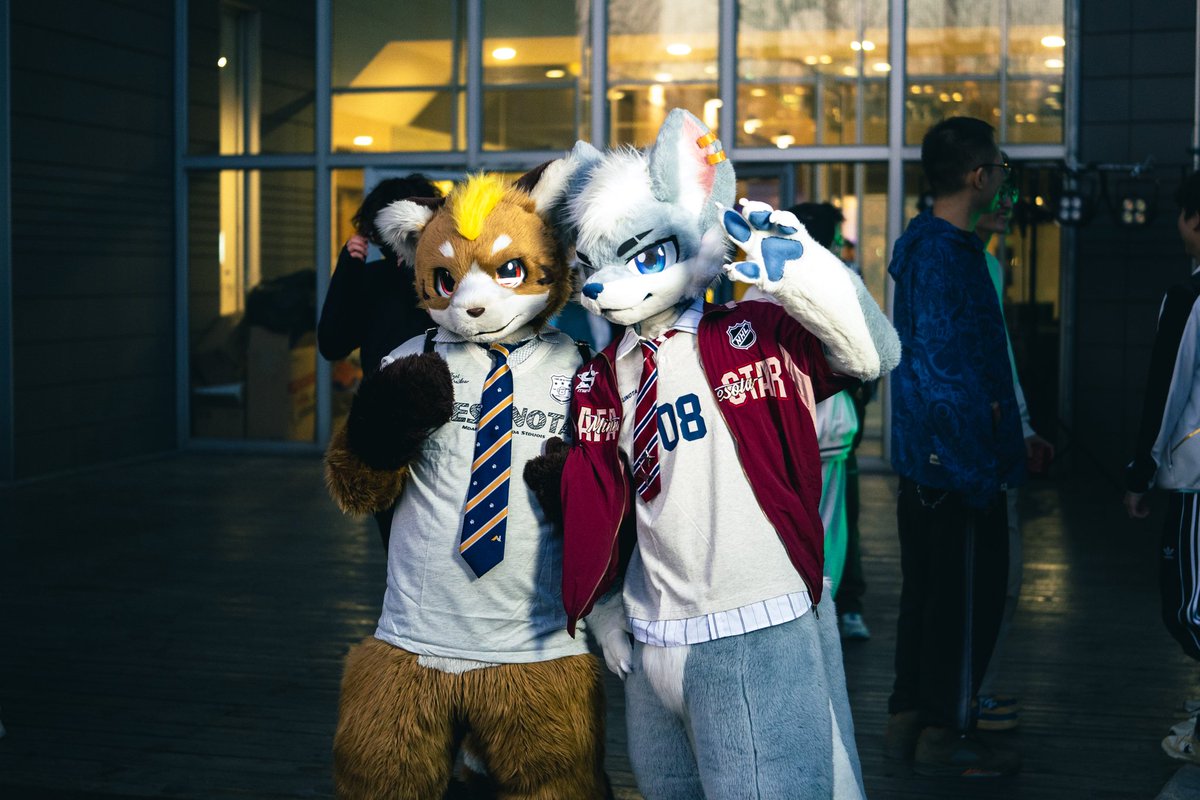 hinekota's tweet photo. 2026年初のふぁーフライ！
今年も沢山の出会いができるように！

#FursuitFriday 
#WFF2025 https://t.co/c9a5C5t9jm