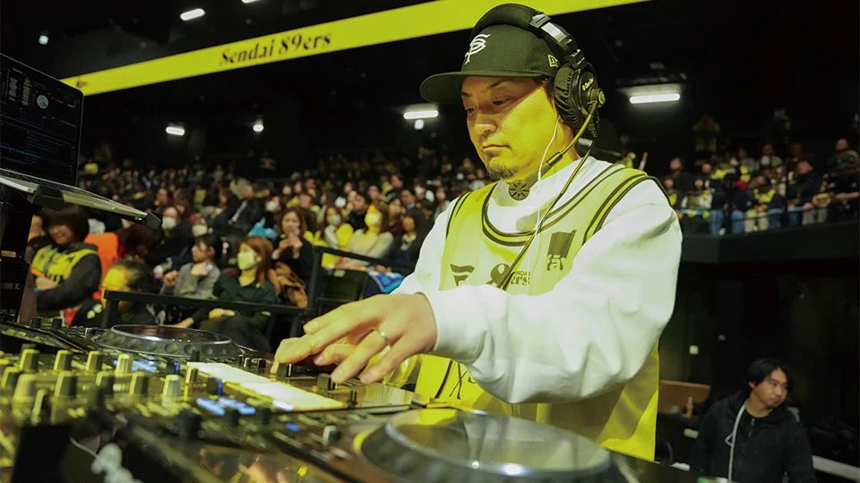 89ERS_Official's tweet photo. 🧒🏻ナイナーズキッズフェスティバル👦🏻
DJ ASARIによる「キッズDJ体験」🎧🎶

「キッズDJ体験」でアリーナを盛り上げよう‼️黄援DJの「DJ ASARI」によるDJ体験を実施🎧  🏀実施時間 1/3(土)・4(日)12:15～12:45 ※場合により変更になる場合がございます 🏀実施場所 アリーナ内「DJブース」 🏀参加対象 4歳～中学3年生 🏀参加受付 受付場所：アリーナ内「DJブース」 受付開始時間：12:00 ※定員に達し次第、受付は終了いたします

▼DJ ASARI 「DJ SCHOOL」も開講中
https://t.co/tftZZkvbTu

@DJASARI 
#DJASARI
#89ERS