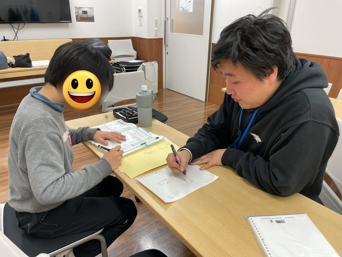 asunochi's tweet photo. 先日は冬休み特別教室を開催しました⛄️
習字の宿題では、何枚も練習する子や、「本番用の2枚で終わらせる！」と集中する子など、それぞれのやり方で取り組んでいました。
中学生は行書に苦戦していましたが、みんな素敵な作品を完成させました👏 https://t.co/8tMNOLiBhm