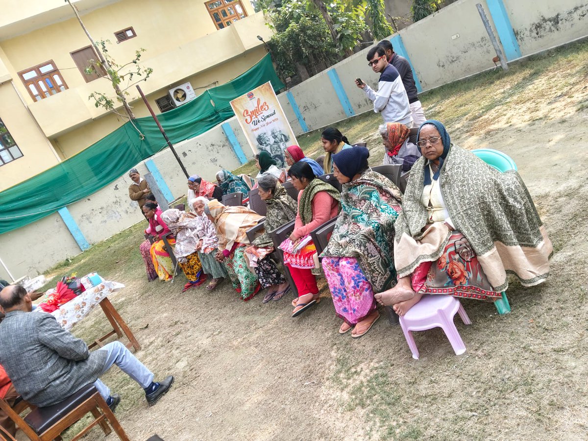vido1417's tweet photo. On #TheSmileWeSpread, Team Varanasi Indane DO visited Asha Bhawan, Sarnath to start 2026.

Meeting the elderly residents and appreciating the team’s 35+ years of selfless service made it a truly meaningful visit. @IndianOilcl @DirMktg_iocl @DirHR_iocl #care #smile https://t.co/ztVSkHka58