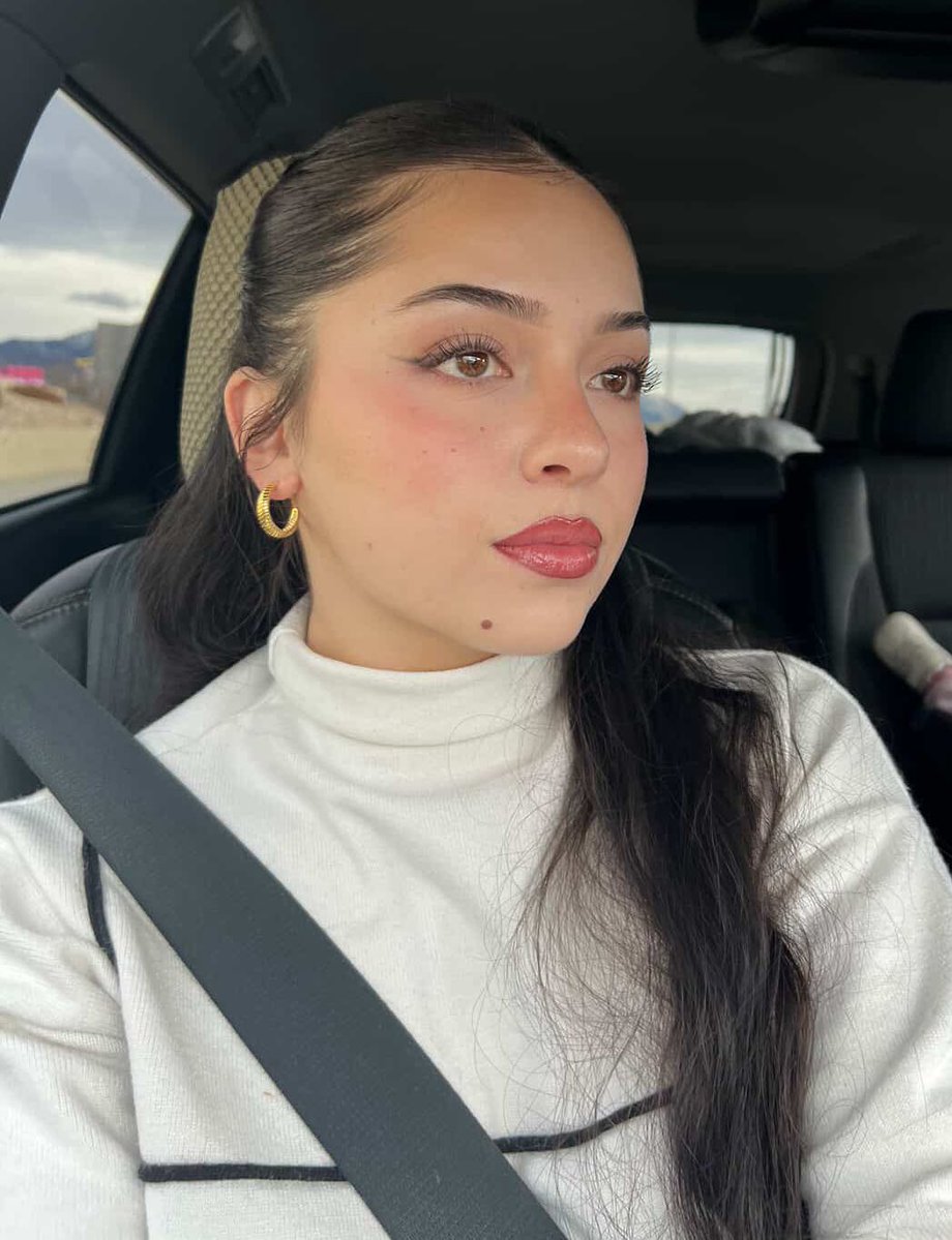 Car-lfie ✨

Kim wearing Fair (01) in the D’ON Powder