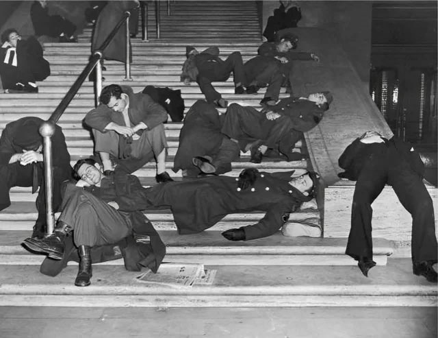 historyinmemes's tweet image. Recovering from New Years Eve celebrations on the steps of Grand Central Station, New York, circa 1940.