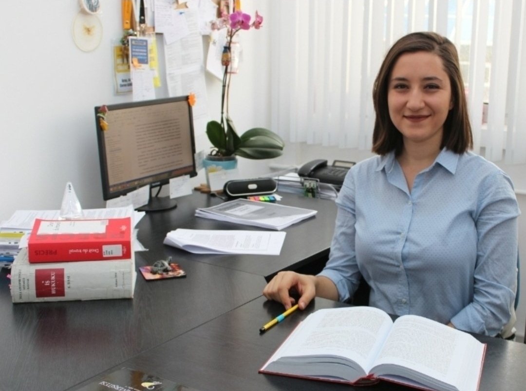 #CerenDamar
Ne sana yapılan caniliği ne senden sonra yapılanları unutmadık. 7yıl önce bugün; 2kurşun, 17bıçaklama ile ailecek katledildik. Haksız kazanım için düzenin palazlandırdığı, insanımsıların silah bıçak verip cesaretlendirdiği kopyacı bilgi hırsızı tarafından yok edildik.