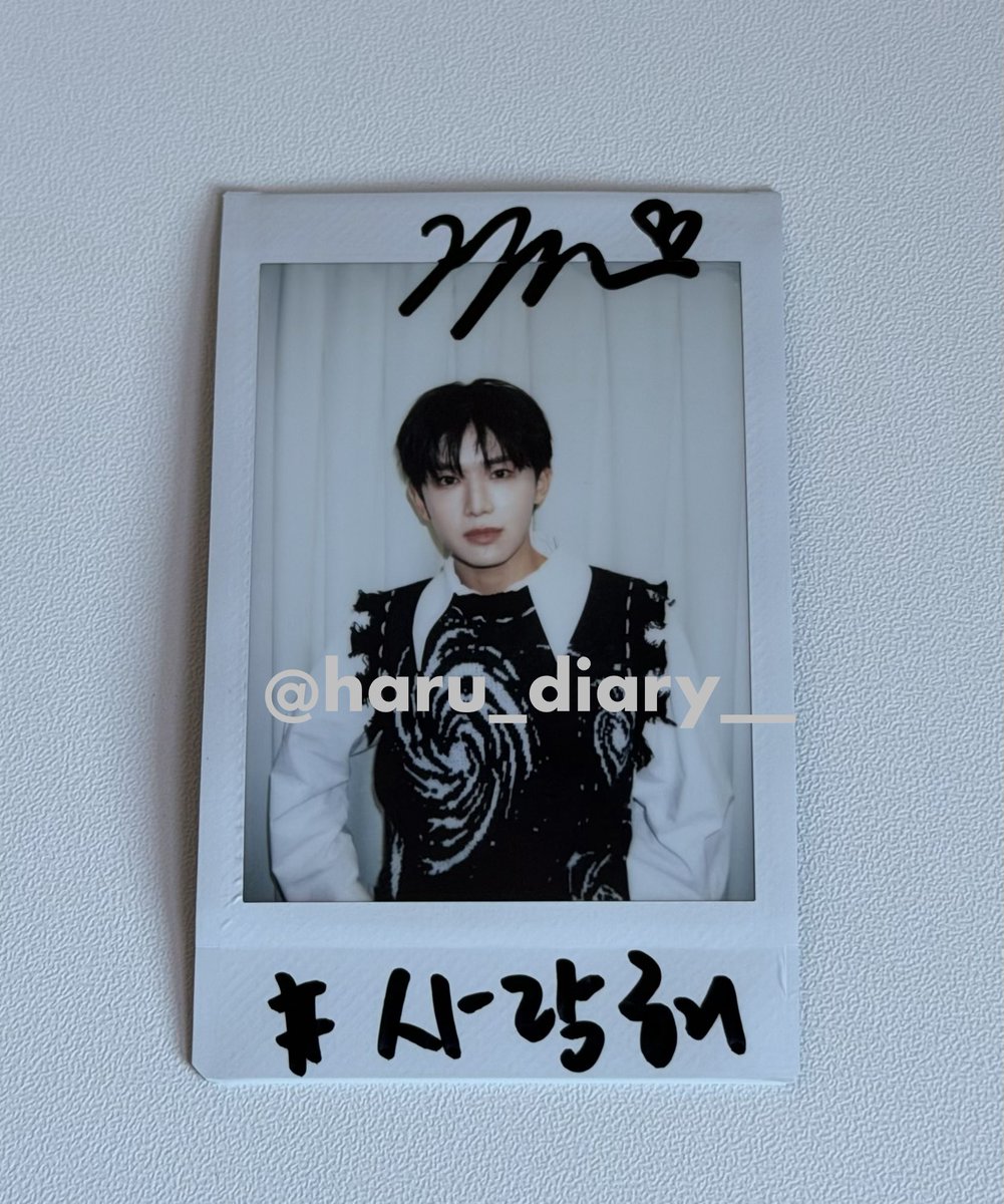 haru_diary__'s tweet image. 온라인 팬미팅 싸인폴라로이드♡ #이첸