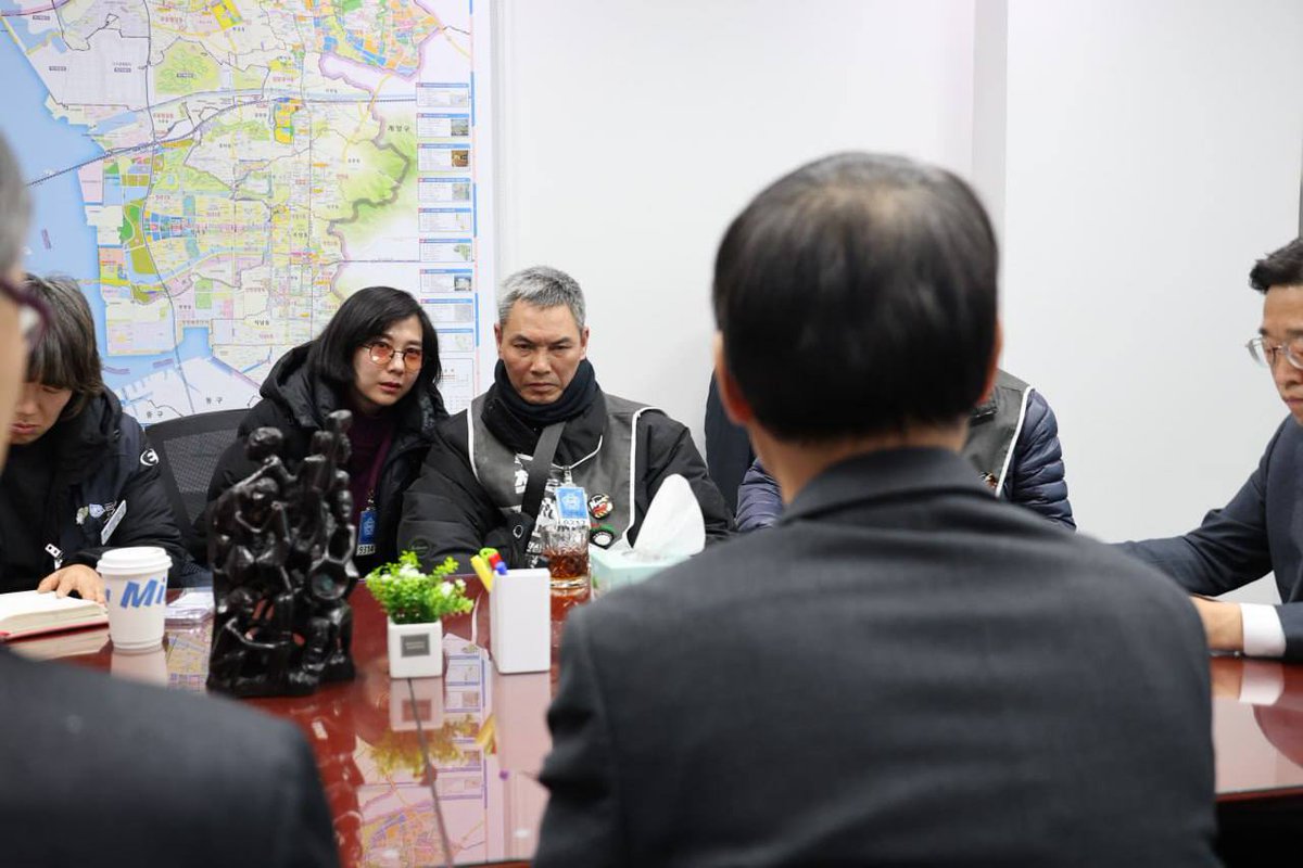 이용우 의원실에서 제공한 사진입니다. 대구출입국사무소장은 유족에게 죄송하고 매우 안타깝게 생각한다며 사과의 말을 전했습니다. #강제단속중단하라 #법무부장관사퇴하라 #대통령은사과하라 #이주노동자_뚜안_사망사건_대책위 #사람이왔다_이주노동자차별철폐네트워크