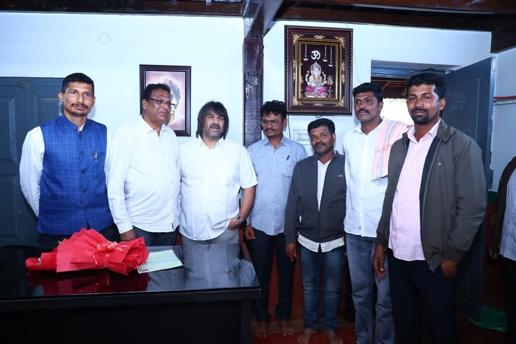 Madhu_Bangarapp's tweet image. ನನ್ನ ಸ್ವಗ್ರಾಮ ಕುಬಟೂರಿನ ಗೃಹ ಕಚೇರಿಯಲ್ಲಿ ಸಾರ್ವಜನಿಕ ಬಂಧುಗಳ ಸಮಸ್ಯೆಗಳನ್ನು ಆಲಿಸಿ, ಸಮಸ್ಯೆಗಳನ್ನು ಶೀಘ್ರವಾಗಿ ಪರಿಹರಿಸುವಂತೆ ಅಧಿಕಾರಿಗಳಿಗೆ ಸೂಚಿಸಿದೆನು.

#ಕುಬಟೂರು #ಸೊರಬ #EducationMinister 
#Madhu_Bangarappa #Team_Madhu_Bangarappa