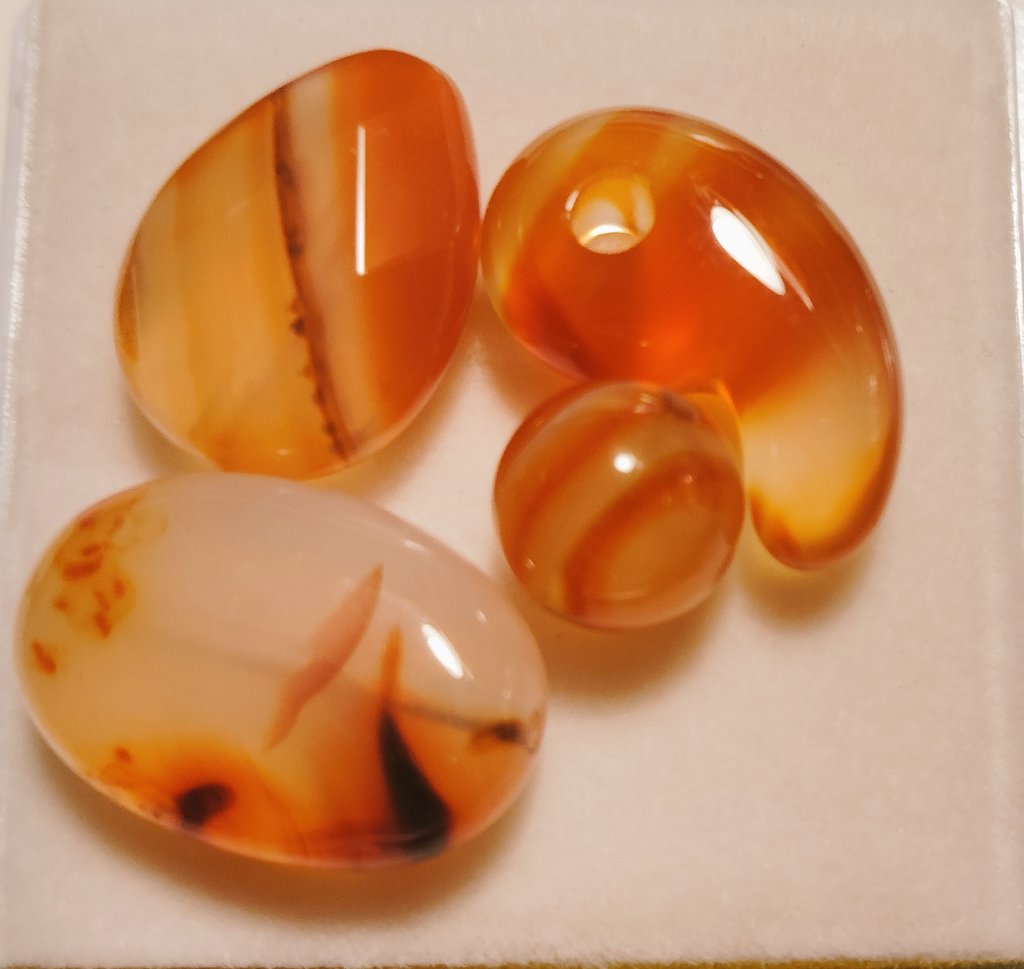 あ、そうそう 午年の方はカーネリアン(赤や朱色、オレンジの玉髄)や