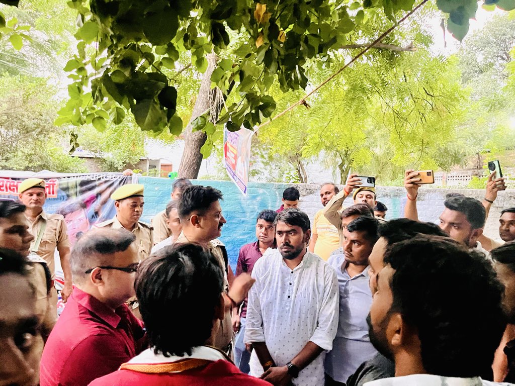 #मार्च_में_UPTET_कराओ 

गिरने से डरना नहीं, हर बार उठना सीख,

हार-जीत का खेल है जीवन, अनुभवों को लिख।

हिम्मत हो अगर दिल में, पहाड़ भी झुक जाएगा,

जो खुद पर रखे भरोसा, समय भी रुक जाएगा। #मार्च_में_UPTET_कराओ