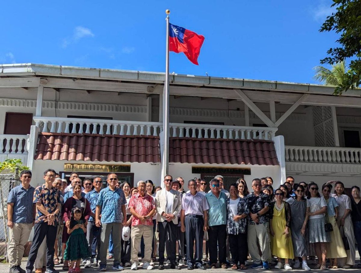 為慶祝中華民國115年元旦，駐馬紹爾群島共和國大使館於1月1日舉行升旗典禮，與僑胞、本館同仁、技術團及臺灣衛生中心人員共同迎接新年。 🤝  徐蔚民大使期盼新的一年臺馬友好合作持續深化。 ✨ 祝大家新年快樂、闔家平安！