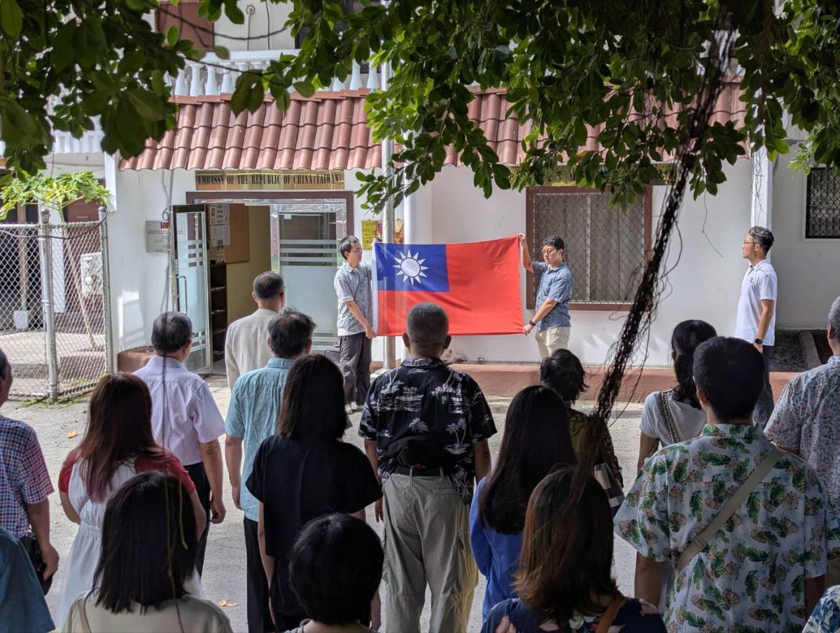 為慶祝中華民國115年元旦，駐馬紹爾群島共和國大使館於1月1日舉行升旗典禮，與僑胞、本館同仁、技術團及臺灣衛生中心人員共同迎接新年。 🤝 徐蔚民大使期盼新的一年臺馬友好合作持續深化。  ✨ 祝大家新年快樂、闔家平安！