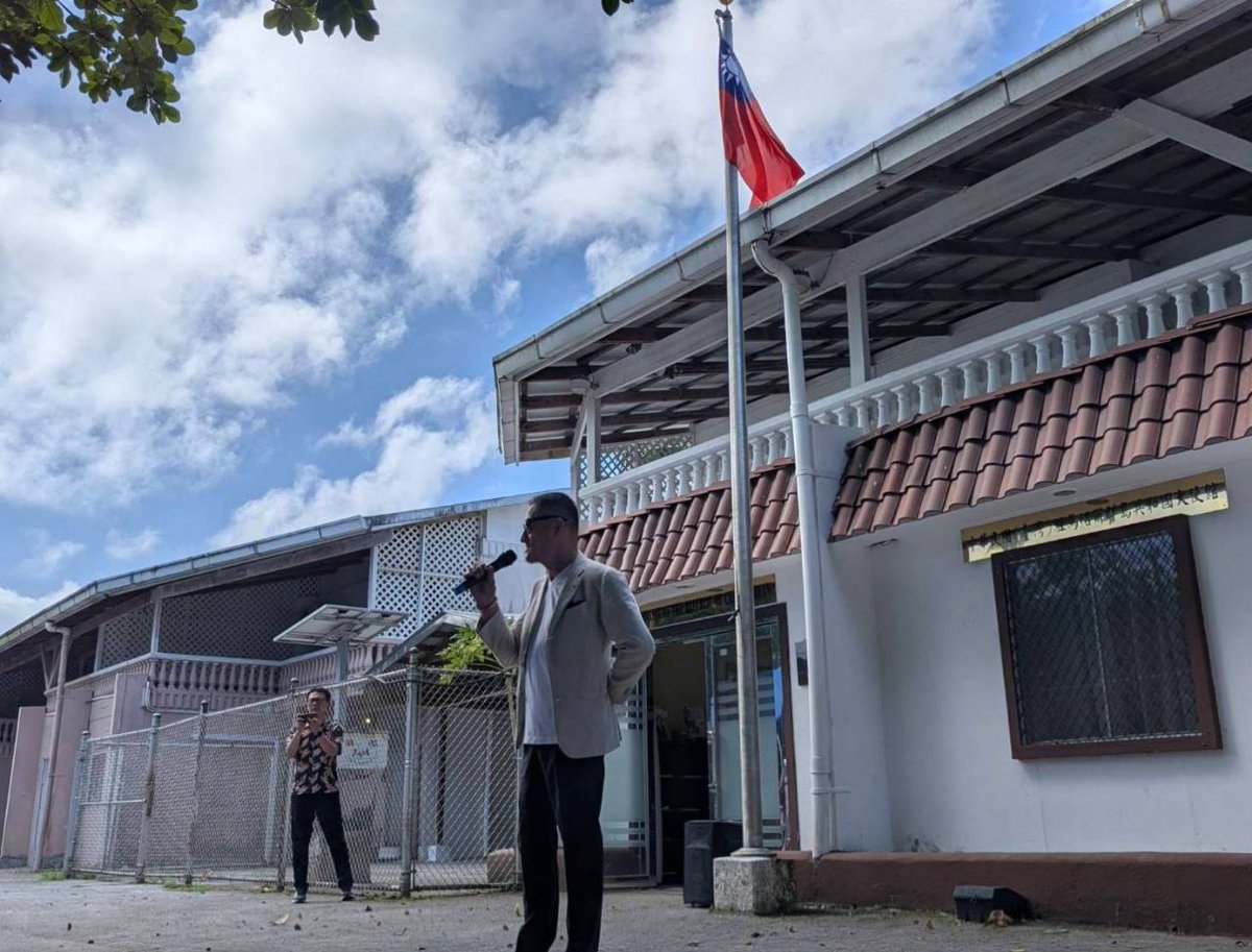 為慶祝中華民國115年元旦，駐馬紹爾群島共和國大使館於1月1日舉行升旗典禮，與僑胞、本館同仁、技術團及臺灣衛生中心人員共同迎接新年。 🤝 徐蔚民大使期盼新的一年臺馬友好合作持續深化。  ✨ 祝大家新年快樂、闔家平安！