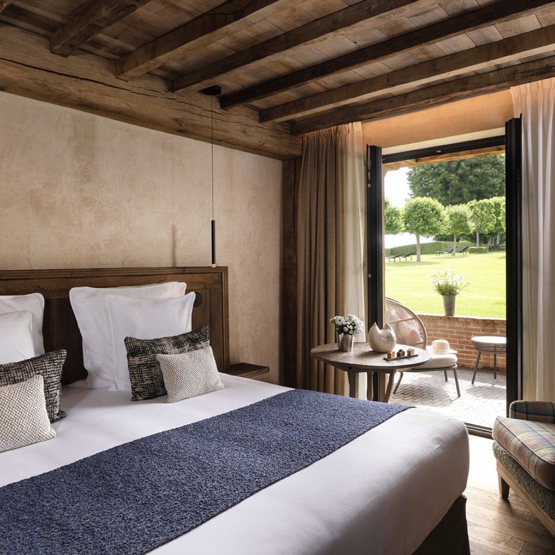 La Ferme Saint-Siméon était le rendez-vous incontournable des artistes comme Monet, Sisley ou Courbet. La ferme conserve aujourd’hui encore les traces de ce passé pictural. Dans les 35 chambres et suites, on retrouve ce souci du détail propre aux artistes. Un régal visuel.