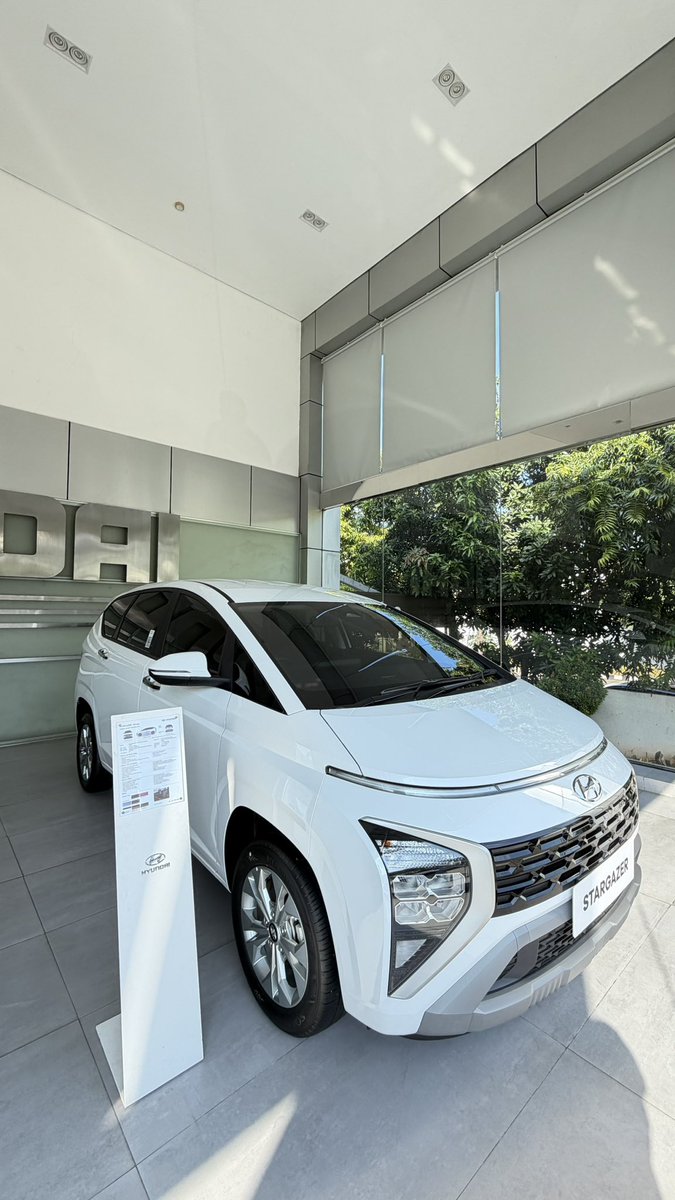 masva25's tweet photo. Mumpung WFH kita kabur bntr ke showroom krn lg suka sama old model sekalian cari promo awal tahun 🤣🤑 https://t.co/ZbjbSK86wf