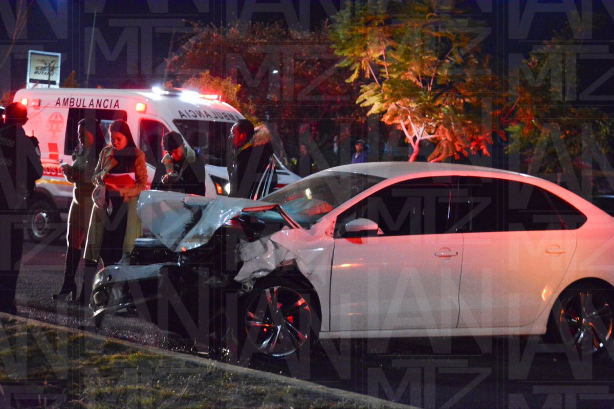 iannmtz's tweet image. #León | Una mujer resultó lesionada de gravedad luego de que la camioneta en la que viajaba sobre el Libramiento Morelos volcara al ser impactada por un vehículo por alcance, el conductor responsable fue detenido 🚔🚨