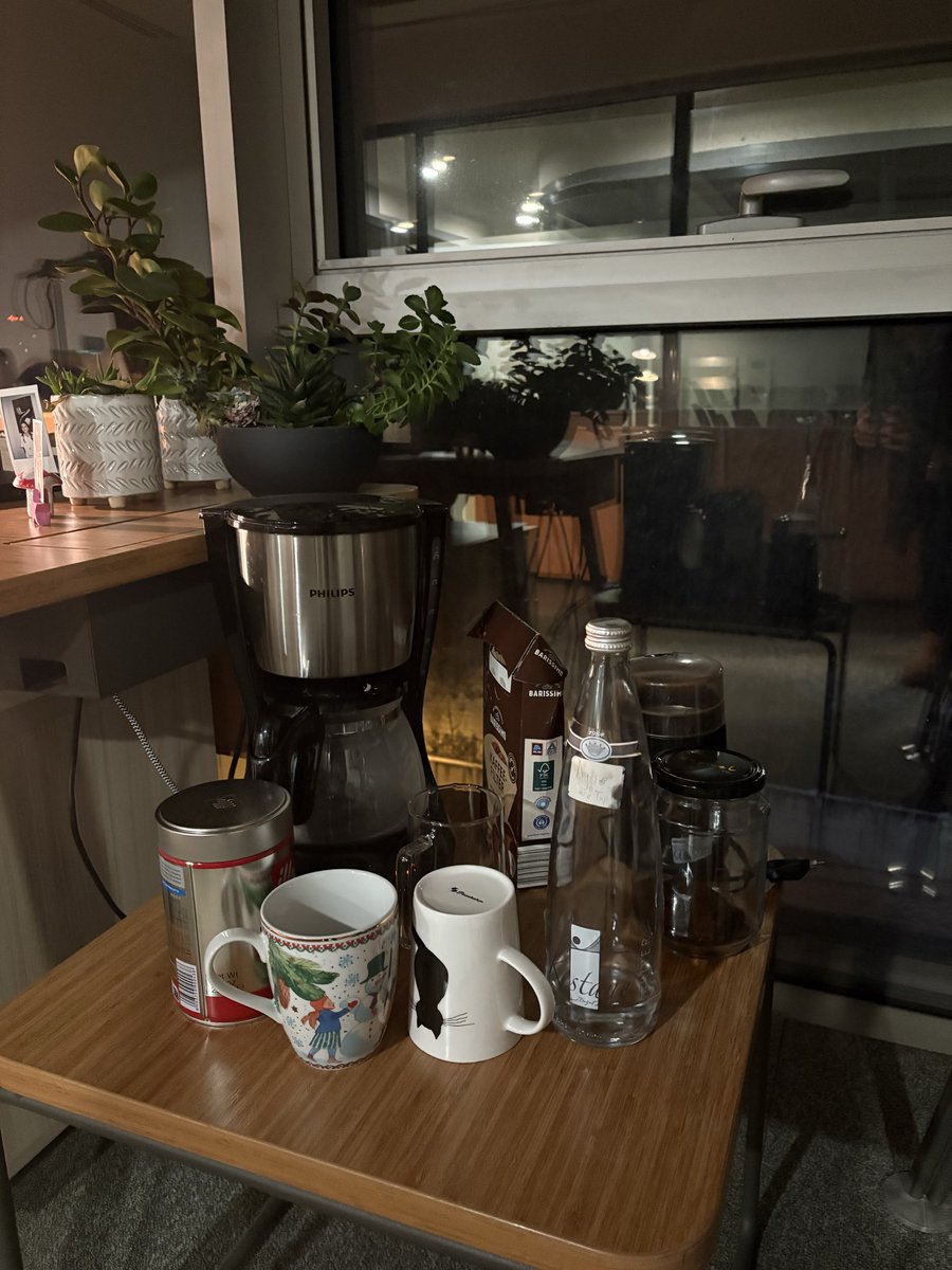 Anadolu-Avrupa trafigi olmamasini firsata cevirdim. Karanliga ragmen fonda kahve kokusu ve Beatles; ideal calisma ortami 🧘‍♀️☕️💻