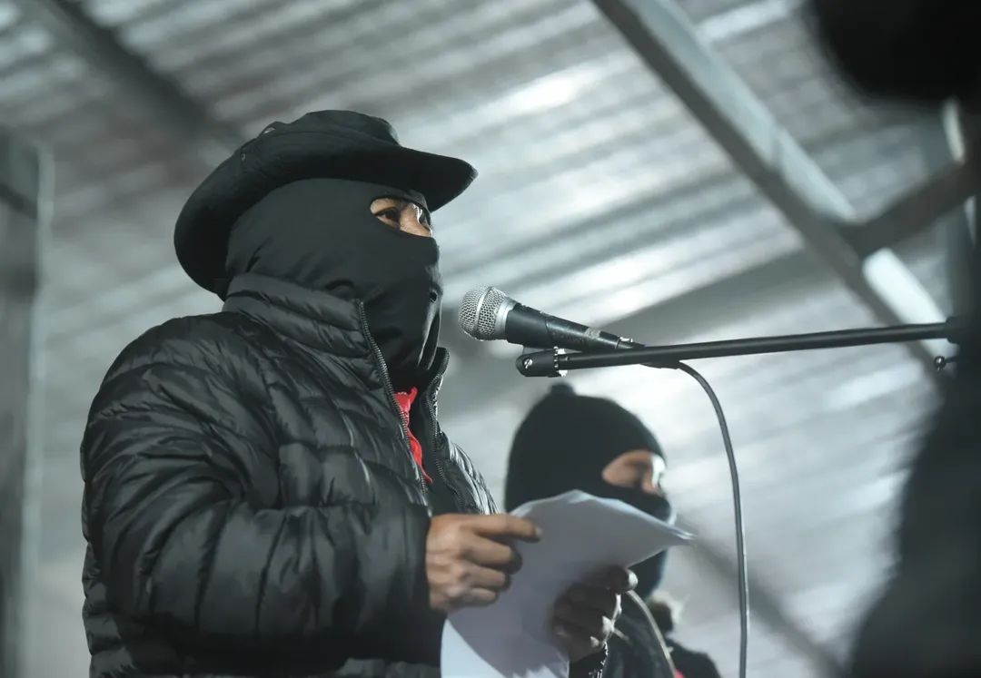 VIM_Media's tweet image. En la conmemoran el 32 aniversario del levantamiento armado Zapatista el subcomandante Moisés señaló: "Vamos a seguir esa lucha, pero con el horizonte común, donde no queremos propiedad, porque eso es lo que nos ha hecho como estamos, divididos".
📷 Alejandro Meléndez @alexmelon