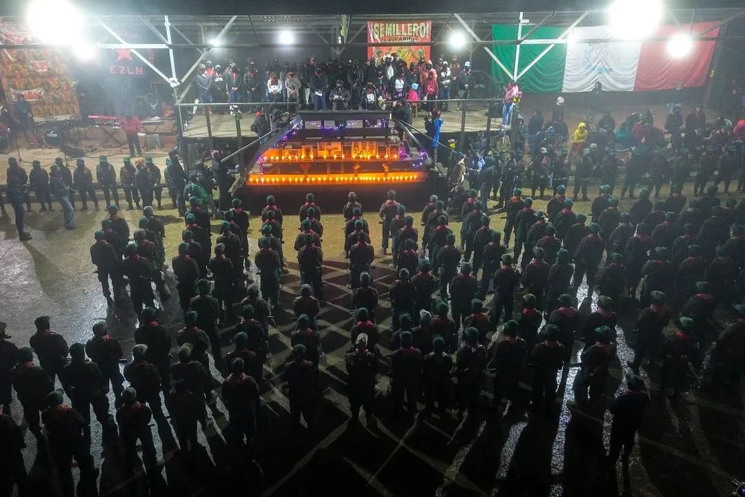 VIM_Media's tweet image. En la conmemoran el 32 aniversario del levantamiento armado Zapatista el subcomandante Moisés señaló: "Vamos a seguir esa lucha, pero con el horizonte común, donde no queremos propiedad, porque eso es lo que nos ha hecho como estamos, divididos".
📷 Alejandro Meléndez @alexmelon