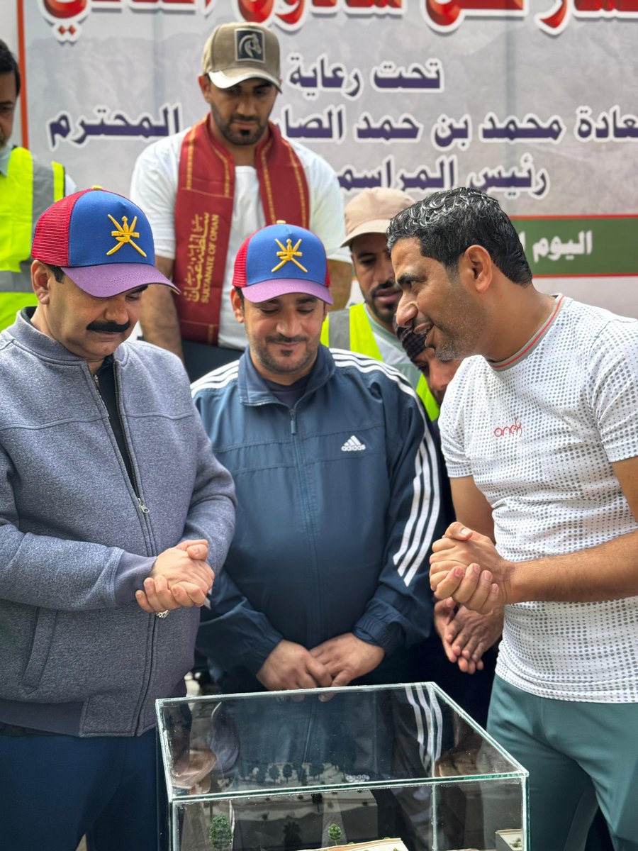 صور تذكاريه مع راعي المناسبه سعادة / محمد بن حمد الصارمي رئيس المراسم السلطانية 
#مسار_نخل_شاذون_الثاني