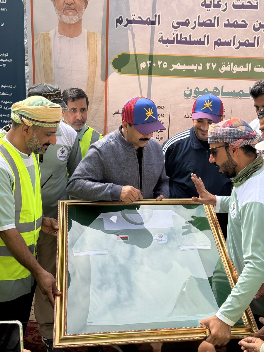 NakhalAdventure's tweet photo. صور تذكاريه مع راعي المناسبه سعادة / محمد بن حمد الصارمي رئيس المراسم السلطانية 
#مسار_نخل_شاذون_الثاني https://t.co/Hxm65hMszA