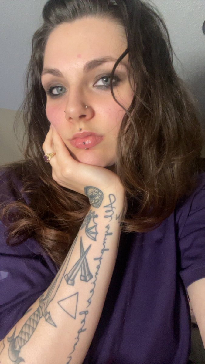 MadamMoss3's tweet photo. Happy New Year my lovelies 🖤 https://t.co/l7FDF9YWZB