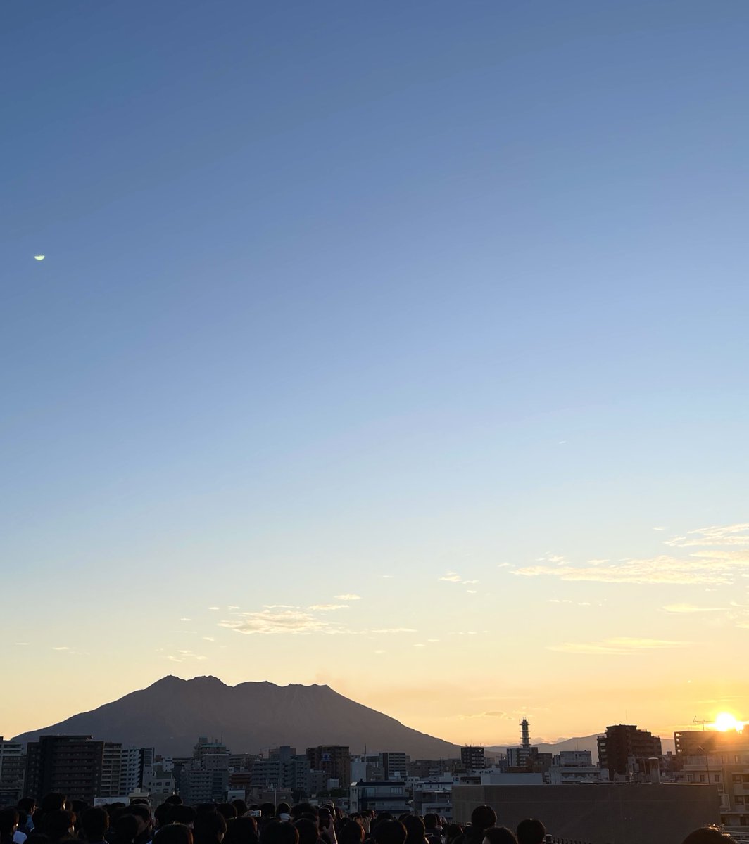 謹んで新春のお慶びを申し上げます。
今年は午年。生徒一人ひとりが自分の夢や目標に向かって、力強く、高く飛躍する一年となることを願っています。

令和8（2026）年が皆様にとって輝かしい飛躍の年となりますようお祈り申し上げます。
本年もどうぞよろしくお願い申し上げます。