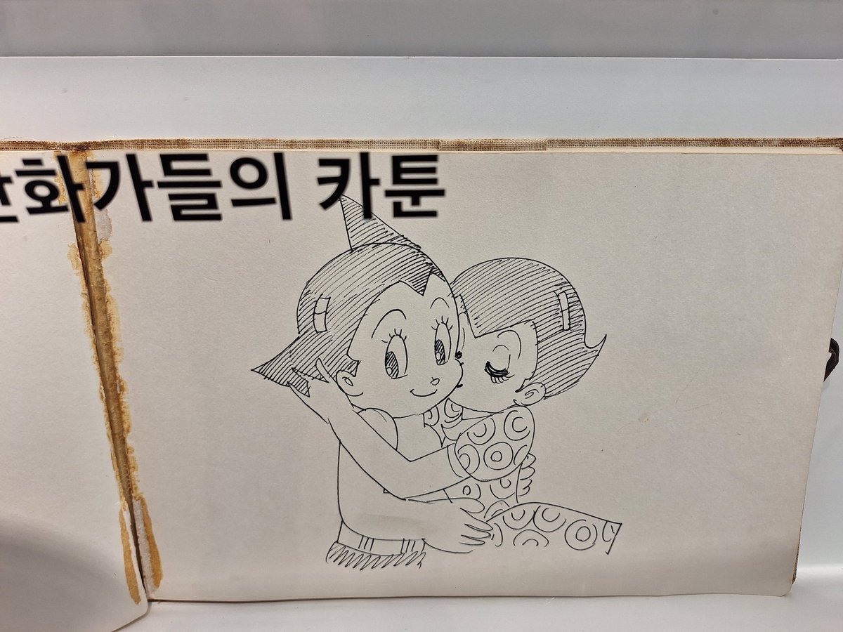 Just stumbled upon this stunning signed sketch by #OsamuTezuka at the Korea Manhwa Museum! He drew it in 1974 during his visit to the Japan-Korea Cartoonist Association. A true treasure for manga &amp; manhwa history. 🎨✨ #Manga #Manhwa #Tezuka
