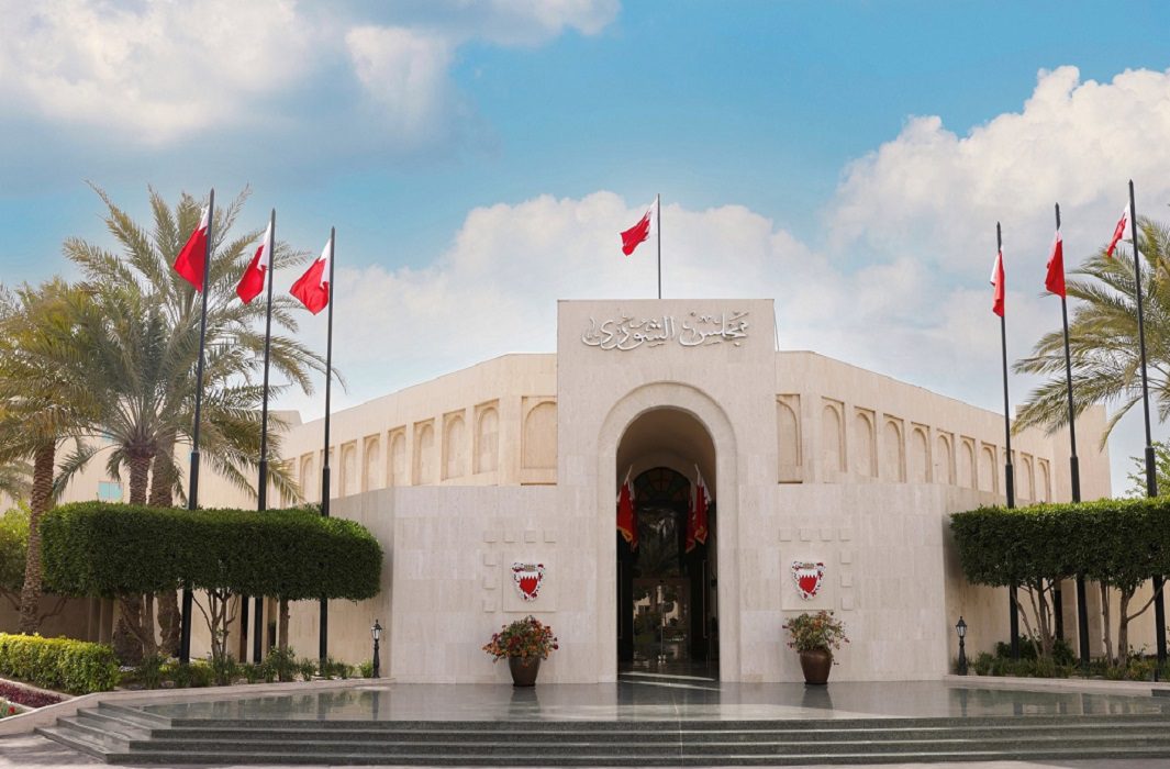 "الشورى" البحريني يناقش قانونًا يُعزز إنتاج الطاقة النظيفة

يناقش مجلس الشورى البحريني مشروع قانون لتنظيم قطاع الطاقة النظيفة، يتضمن قواعد لربط وحدات الإنتاج بالشبكة الوطنية، والسماح ببيع الفائض، وإعفاء المعدات ومدخلات الإنتاج من الرسوم الجمركية. 

إقرأ التفاصيل: ...