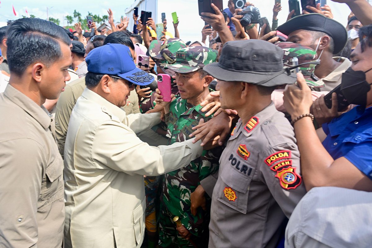EKAMEDI82's tweet photo. Kamis, 1 Januari 2026,  di Aceh Tamiang, Presiden Prabowo mengecek langsung 600 unit hunian yg rencananya akan dibangun Danantara sebanyak  15.000 hunian.

*HASTAGE*
#NegaraHadir
#RumahHunian
#KemendesaPDT
#LangkahKongkritPemerintahTanganiBencana

@YandriSusanto
@ArizaPatria https://t.co/m74lUenEdX