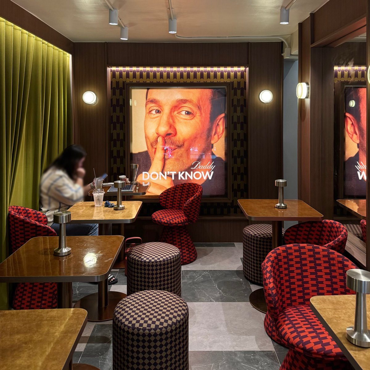 เปิดปีใหม่ด้วย DADDY DON’T KNOW เจลาโต้ร้านลับที่ซ่อนตัวอยู่ในร้านกาแฟแถวสีลม แต่พวกเราไม่อยากให้ลับ เพราะมันอร่อยมากกกๆๆๆ🍨✨ เจลาโต้มีให้เลือกหลายรสชาติ ทั้งแบบครีมมี่ นมๆ และผลไม้ ชิมไปทุกรส อร่อยทุกรส เลือกยากมาก555 ทางนี้จัดไปคนละ 2 รส และมาสั่งเพิ่มอีกถ้วยตอนหลัง! top 3