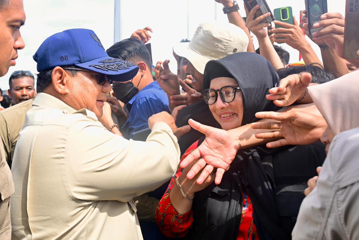 edy_piropa's tweet photo. Untuk memastikan realisasi  Pembangunan rumah hunian , @prabowo mengecek langsung 600 unit pertama dari 15.000 di Aceh Tamiang, Kamis 1 Januari 2026
@YandriSusanto
@ArizaPatria
#NegaraHadir
#RumahHunian
#KemendesaPDT
#LangkahKongkritPemerintahTanganiBencana https://t.co/qb4iiM0cRq