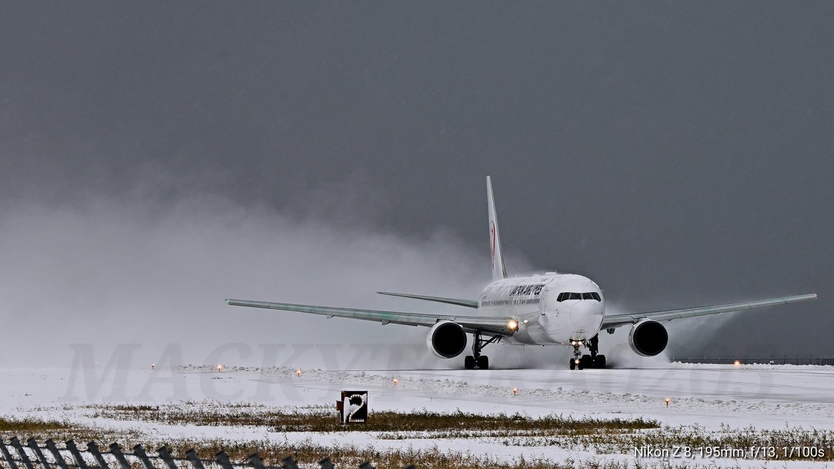 mackytora's tweet photo. 新年1発目？は出雲より

WXキャンセルが相次ぐ出雲空港ですが、福岡行きATR、静岡行きFDA、羽田行きJALが滑走路を整えて無事離陸

除雪隊が撤収後にあられに見舞われた影響でB767のブラストで舞い上がる雪がとても映えてカッコ良かった…

近すぎて頭に合わせるとお尻ブレちゃいますが仕方ない… https://t.co/1X0U9ju7W2