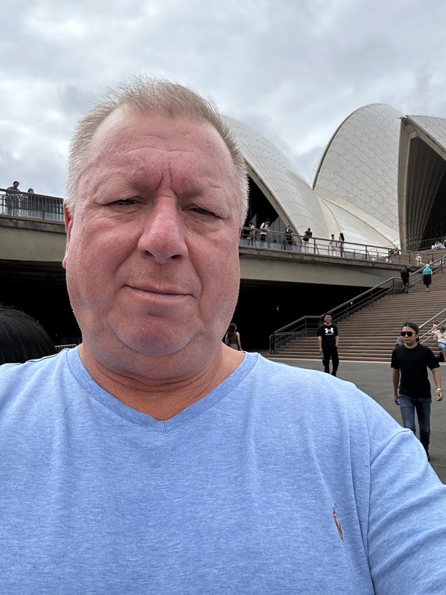 Obligatory Opera House photo, wait ! Where’s my hair &amp; eyes 👀?